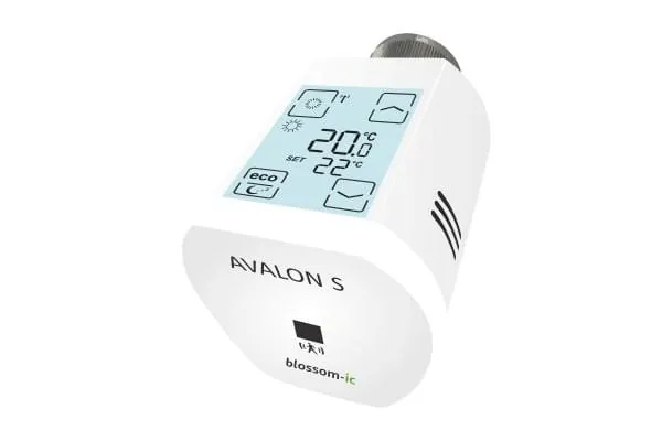 Wei&szlig;er Thermostatkopf f&uuml;r Heizk&ouml;rperventil mit beleuchtetem Display auf Oberseite, das Temperatur anzeigt.