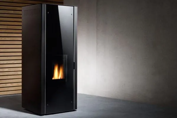 Pelletsofen im schwarzen Design mit Sichtfenster