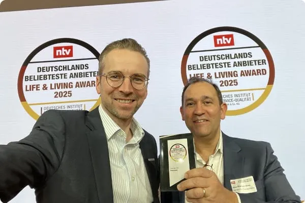 Clemens Petzold, Head of Marketing DACH, Panasonic Heating & Ventilation Air-conditioning Europe, und Jose Manuel Alves, Director Panasonic UK, IE & DACH, Panasonic Heating & Ventilation Air-conditioning Europe, mit dem Life & Living Award 2025 in der Kategorie Klimaanlagen (v. l.).