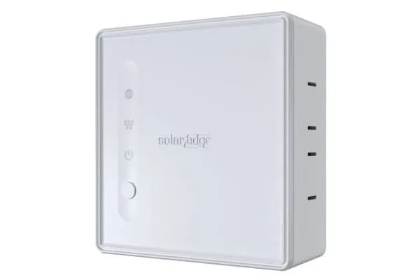 Leistungsoptimierer f&uuml;r PV-Anlage mit wei&szlig;em Geh&auml;use, quadratischer Kasten