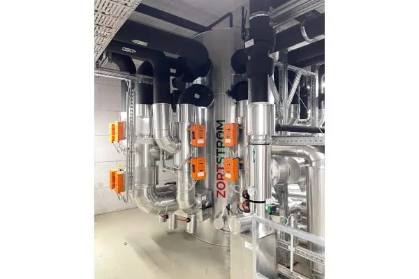 Beispiel einer installierten Zortstr&ouml;m-K&auml;lteanlage. Bis heute hat Zortea bereits mehr als 8.000 Sammel-, Speicher- und Verteilsysteme f&uuml;r die W&auml;rme- und K&auml;lteversorgung in Geb&auml;uden geplant und gefertigt.