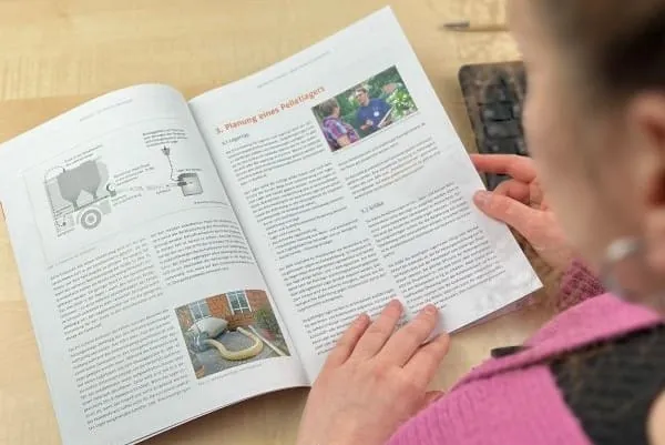 Frau liest in der neuen Lagerbroschüre des DEPI