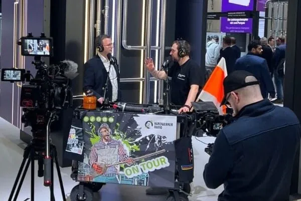 Video-Ton-Team beim Interview auf der ISH 2025. Kameratechnik im Bild