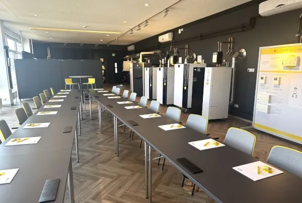 Ritter Energie erweitert sein Partnerprogramm: In Dettenhausen werden Handwerkspartner in Theorie und Praxis zu allen wichtigen Fragenstellungen moderner Geb&auml;udeenergietechnik geschult und trainiert. 