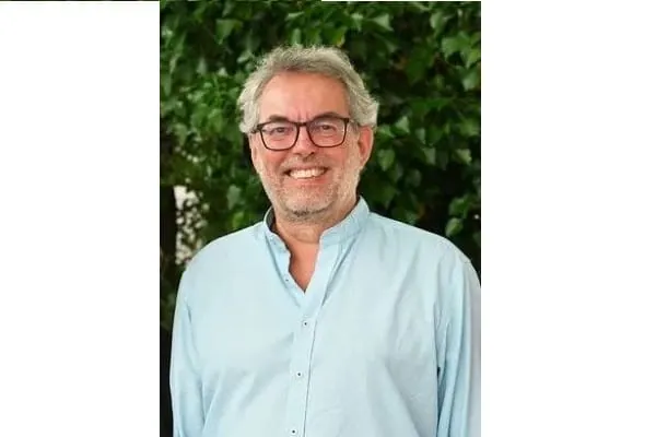 Port&auml;tfoto Torsten L&uuml;tten, Pr&auml;sident der DGS. Im Hintergrund gr&uuml;nes Blattwerk