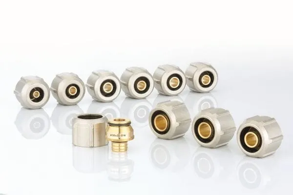 10 unterschiedliche Klemmverschraubungen zum Verbinden von Rohrleitungen im Bestand