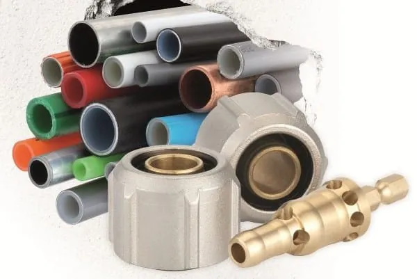 Schnittdarstellung verschiedenfarbiger Rohre aus dem Bestand, davor zwei der passende Rohrverbinder