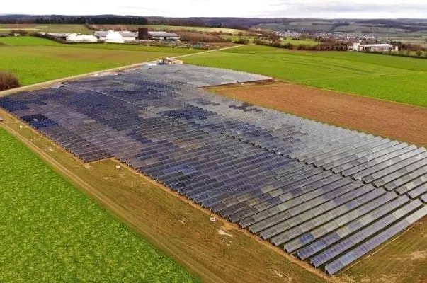 Luftaufnahme gro&szlig;e Solarthermie-Anlage