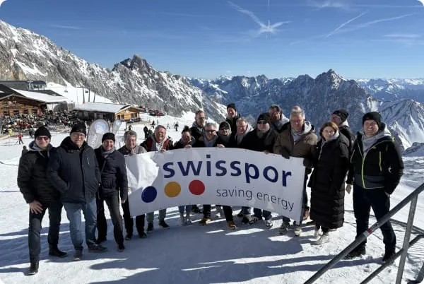 Gemeinsam an die (Zug-)Spitze Deutschlands: das neue Motto der vier Produktionsst&auml;tten der swisspor Deutschland. 