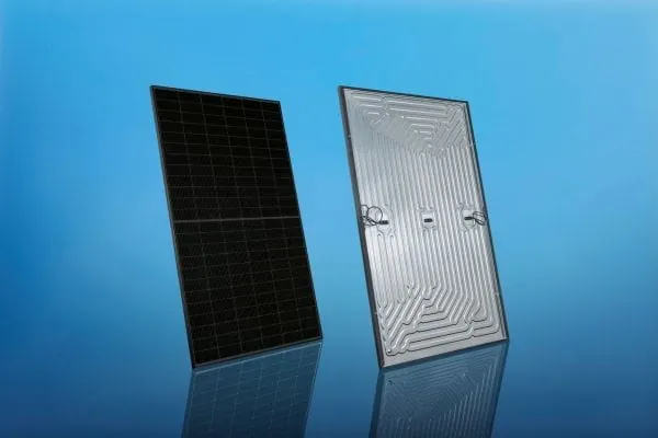 Vorder- und R&uuml;ckseite des hybriden PVT-Kollektors.