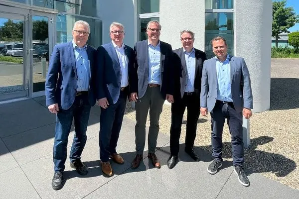 Seit 2021 geh&ouml;rt wedi zur Ardex-Gruppe. Seitdem ist die Zusammenarbeit zwischen dem Bauchemiehersteller und dem Bad- und Nassraumspezialisten kontinuierlich ausgebaut worden. Jochen Zimmermann (Ardex), Thomas Seifert (wedi), Dirk Tolksdorf (Ardex), Fabian Rechlin (wedi), Markus Stolper (Ardex) (v. l.)