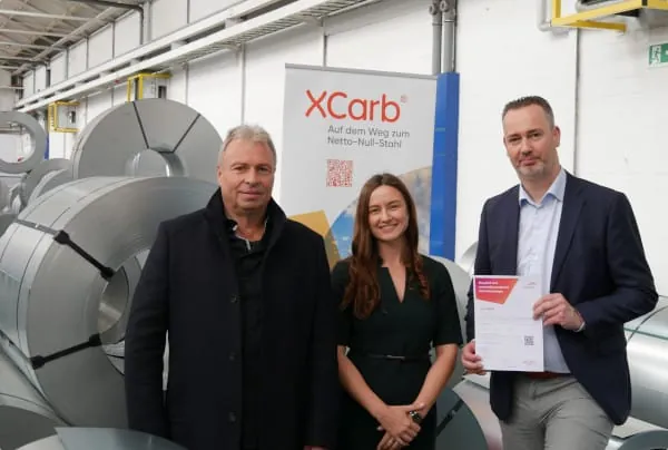 Bernhard Zierau und Anastasiia Zvorykina, beide ArcelorMittal Steel Service Centres Europe, sowie Martin Wendels, Wolf GmbH, bei der offiziellen &Uuml;bergabe des Zertifikats f&uuml;r XCarb recycled and renewably produced Steel (v. l.).