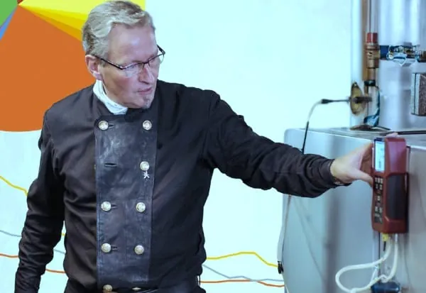 Schornsteinfeger misst die Abgaswerte an einem Heizkessel