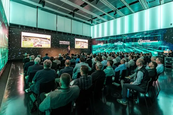 &Uuml;ber 100 Experten aus Energieversorgungsunternehmen, Planungsb&uuml;ros f&uuml;r Infrastruktur sowie Kommunen im Kontext der kommunalen W&auml;rmeplanung informierten sich unter anderem &uuml;ber den Status der gr&uuml;nen Fernw&auml;rme und Digitalisierung.