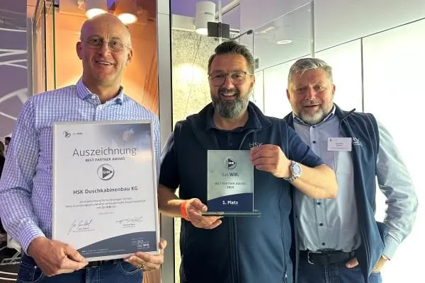 Bester Partner: HSK-Geschäftsführer Joachim Schulte, geschäftsführender Gesellschafter von HSK, sowie die Verkaufsleiter Martin Brodmeier und Andreas Bieber freuen sich über die Prämierung (v. l.).