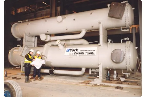 Diese Kältemaschine für die Kühlung des Eisenbahntunnels unter dem Ärmelkanal stammt wurde von der Johnson Controls-Tochter York gebaut.