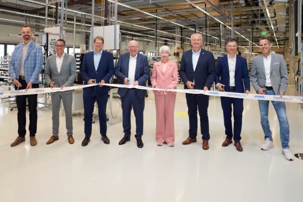 Mit der traditionellen Banddurchtrennung wurde das Sensilo-Werk im Industriepark Fulda-West offiziell eröffnet.