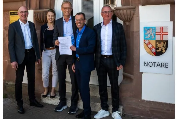 Freuen sich &uuml;ber die Vertragsunterzeichnung: Ludger Mester (Manager Properties, Viega), Eva-Maria Kowollik (Syndikusrechtsanw&auml;ltin Michelin Europa Nord), Andreas Brockow (Chief Manufacturing Officer, Viega), Markus Winnes (Direktor Michelin Werk Homburg), Kay G&uuml;nther-Schmidt (Leiter Einkauf Michelin Europa Nord) (v. l.).