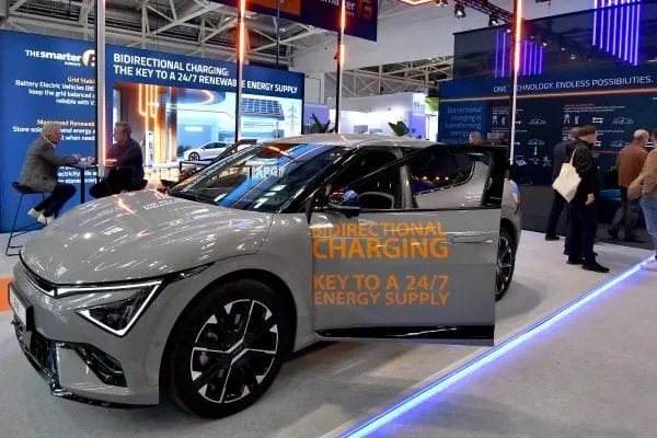 E-Auto in Messhalle, Aufdruck Fahrert&uuml;r "Bidirektionales Laden" (auf Englisch)