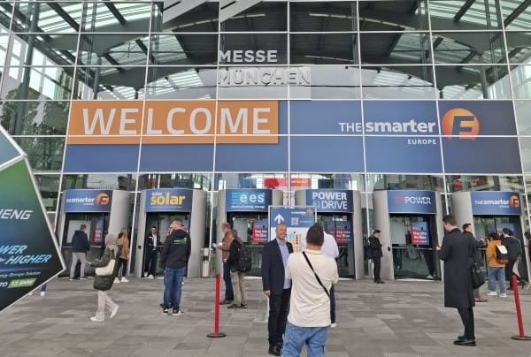 Messeeingang mit Drehtüren darüber die Namen der 4 Fachmessen unter dem Dach The SmartE: Intersolar, ees, Powet to Drive und EM Power.