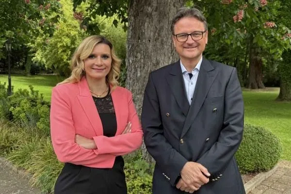 Dr. Laura Dorfer, Gesch&auml;ftsf&uuml;hrerin VDMA Sanit&auml;rtechnik und -design und Stefan Schicke, Gesch&auml;ftsf&uuml;hrer Neoperl GmbH. Im Hintergrund Parklandschaft.
