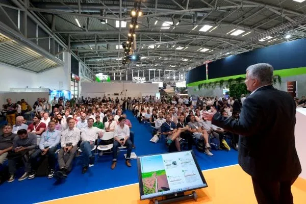 Vortragender auf Konferenz vor Fachpublikum