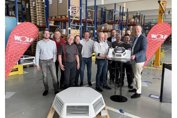 Zufriedene Gesichter: Wolf ist stolz auf den einmillionsten verkauften Luftheizer.