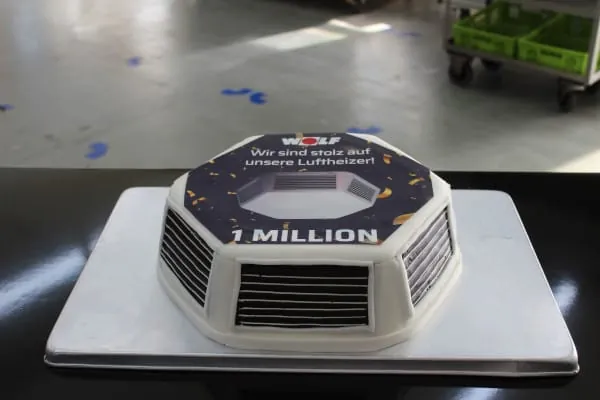 Zur Feier des einmillionsten Wolf-Luftheizers wurde eine Original-Luftheizer-Prinzregententorte gereicht.