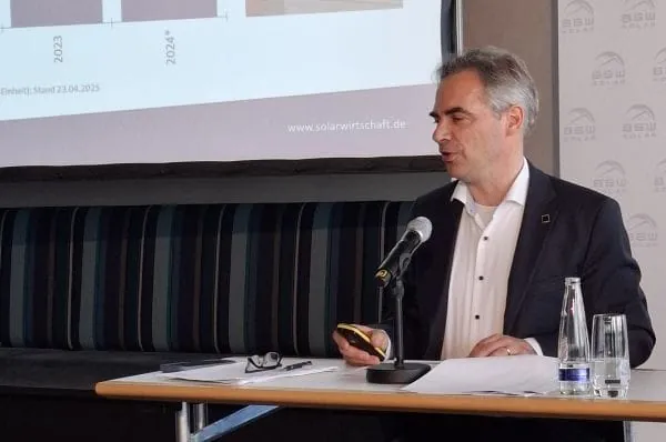 Carsten K&ouml;rnig vom BSW Solar bei Pr&auml;sentation auf der Pressekonferenz The smarter E Europe in M&uuml;nchen 2025.