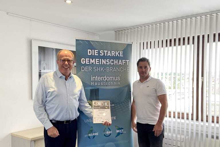 Jochen Pranghofer, Regionalleiter interdomus Haustechnik überreicht Andreas Bollinger, Rund ums Haus GmbH (v.l.n.r.) die Urkunde für das schönste Bad.