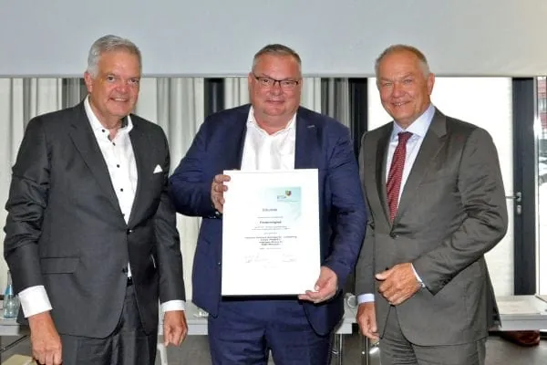 Panasonic st&auml;rkt BTGA: Karsten Tolsdorf (Mitte), Head of Key Account Management, nahm die Mitgliedsurkunde von Bernhard D&uuml;rheimer (l.) und Jan Opl&auml;nder (r.) entgegen.
