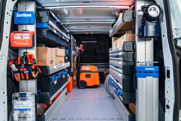 Das One Click Regalsystem von Sortimo und Volkswagen Nutzfahrzeuge im NewTransporter lässt sich einfach per Klick ein- und umbauen.