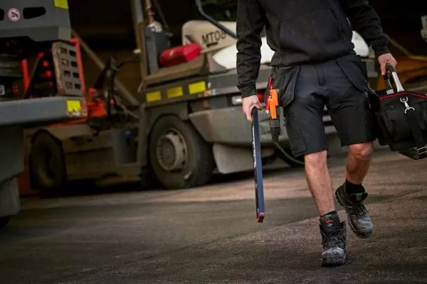 Arbeiten bei Hitze: Fristads gibt Tipps zur Wahl der passenden Arbeitsshorts für Frühling und Sommer.