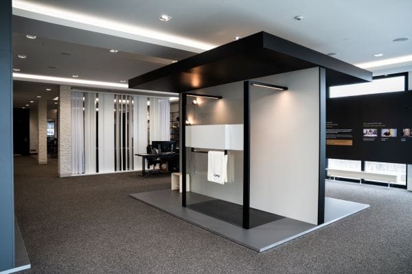 Herzstück des Showrooms: Im Mittelpunkt der Ausstellung im Hüppe Design Hub in Bad Wörishofen stehen verschiedene Varianten des modular aufgebauten Systems Hüppe Sphere.