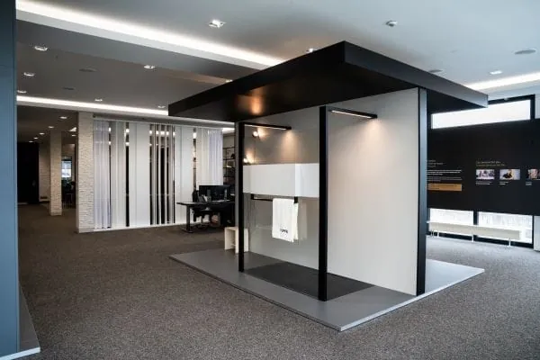 Herzstück des Showrooms: Im Mittelpunkt der Ausstellung im Hüppe Design Hub in Bad Wörishofen stehen verschiedene Varianten des modular aufgebauten Systems Hüppe Sphere.