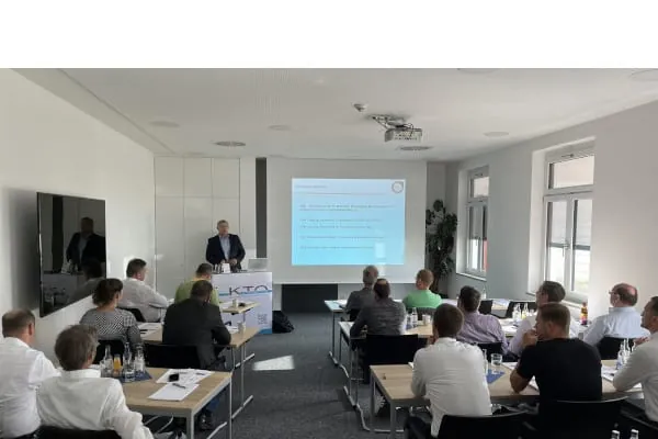 Dipl.-Ing. J&ouml;rg Sch&uuml;tz er&ouml;ffnete das Fachsymposium zum Firmenjubil&auml;um mit zwei Fachvortr&auml;gen zu den Themen Wasserstoff und GEG.