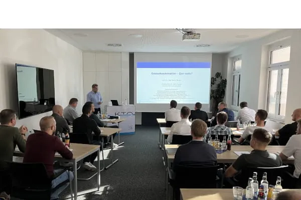 Prof. Dr.-Ing. Martin Becker ging auf die Herausforderungen der Geb&auml;udetechnik ein, und darauf, wie Geb&auml;udeautomation als Methode und Werkzeug f&uuml;r einen nachhaltigen und optimierten Geb&auml;udebetrieb eingesetzt werden kann.