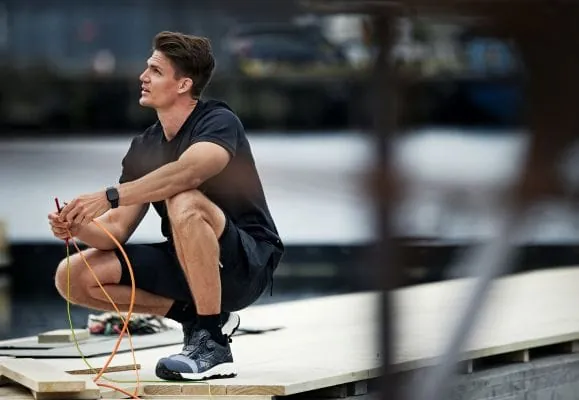 Als führender Hersteller von Berufsbekleidung teilt Fristads die fünf wichtigsten Empfehlungen für alle, die in der warmen Jahreszeit auf kurze Hosen umsteigen möchten