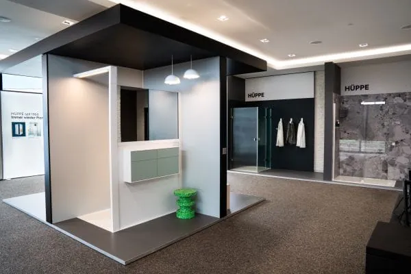 Im Mittelpunkt der Ausstellung im Hüppe Design Hub in Bad Wörishofen stehen verschiedene Varianten des modular aufgebauten Systems Hüppe Sphere.