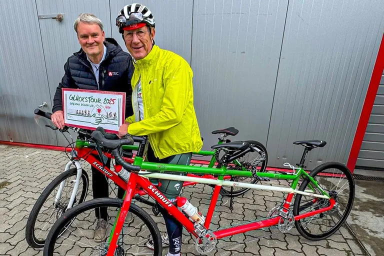 Guido Jobst von Atec und Ralf Heibrok von der Gl&uuml;ckstour  e. V. mit den beiden gespendeten Tandems.