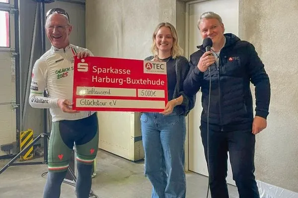 Svea und Guido Jobst von Atec &uuml;bergaben Ralf Heibrok (li.) zus&auml;tzlich zu den Tandems noch einen Spenden-Scheck &uuml;ber 5.000 Euro.
