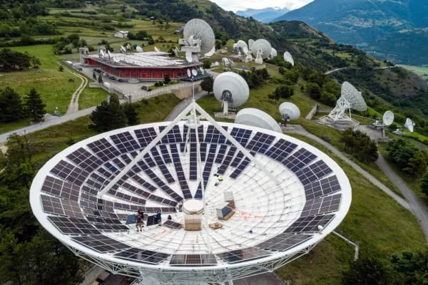 Jede Satellitensch&uuml;ssel ist mit 307 Solarmodulen ausgestattet und wurde durch SolarEdge Power Optimizer optimiert.