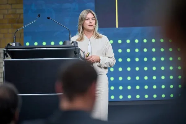 Isabel Hammerschmidt, Engineering Consultant bei Viega und Expertin für Digitales Bauen und Nachhaltigkeit in der TGA, unterstrich in ihrer Keynote die besondere Bedeutung der Technischen Gebäudeausrüstung im Hinblick auf eine Transformation zu einer nachhaltigen, digitalen und zukunftsfähigen Bauwirtschaft.