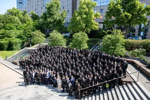 um die hundert Schornsteinfeger auf einer Treppen-Terrasse vor dem Hotel Estrel in Berlin.