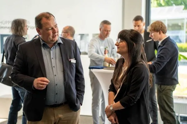 Hausherr Axel Stoiber (l.), Geschäftsführer der Hüppe Deutschland GmbH, freute sich über viele Gäste, die die Eröffnung des neuen Showroom unweit von München und Augsburg zusammen mit dem Duschplatzspezialisten aus dem Hohen Norden feierten.