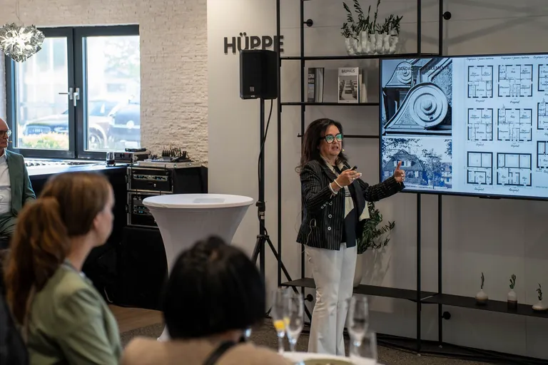 „No Joy in Repetition“: Hüppe warf gemeinsam mit Nicole Franken, Gesellschafterin und Mitglied der Geschäftsleitung der Franken Generalplaner aus Frankfurt am Main, und den Gästen des Eröffnungsevents einen Blick in die Zukunft der Architektur des Wohnens.