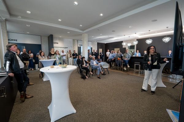 „No Joy in Repetition“: Hüppe warf gemeinsam mit Nicole Franken, Gesellschafterin und Mitglied der Geschäftsleitung der Franken Generalplaner aus Frankfurt am Main, und den Gästen des Eröffnungsevents einen Blick in die Zukunft der Architektur des Wohnens.