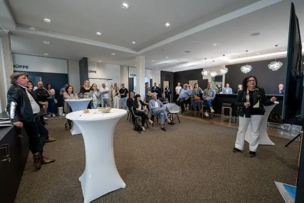 „No Joy in Repetition“: Hüppe warf gemeinsam mit Nicole Franken, Gesellschafterin und Mitglied der Geschäftsleitung der Franken Generalplaner aus Frankfurt am Main, und den Gästen des Eröffnungsevents einen Blick in die Zukunft der Architektur des Wohnens.