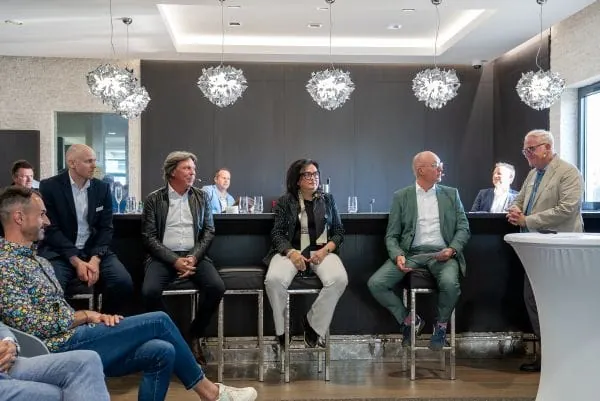 Ist die Zukunft des Bads modular? Über diese Frage wurde beim Eröffnungsevent reichlich diskutiert – zunächst auf dem Panel mit Hüppe-Chef Julian Henco, Moderator Carsten Tessmer, Nicole Franken, Designer Michael Stein und Hüppe-Entwicklungsleiter Christopher Tattersall (v. r.).