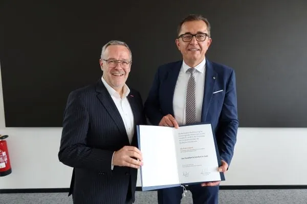 Michael Hilpert, Pr&auml;sident des Zentralverbandes Sanit&auml;r, Heizung, Klima (ZVSHK), wurde f&uuml;r sein langj&auml;hriges und herausragendes Engagement im Handwerk mit dem Handwerkszeichen in Gold ausgezeichnet.